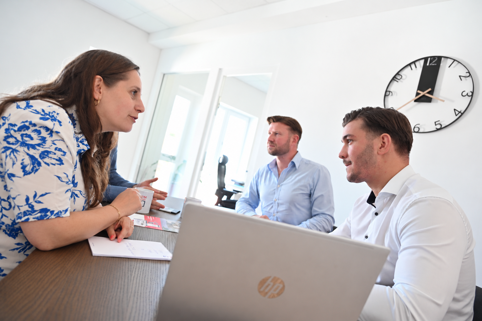 Das PPM-Team im persönlichen Gespräch am Besprechungstisch.